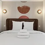 31 Flat 8 Person St Lazare Galerie Lafayette 8th *