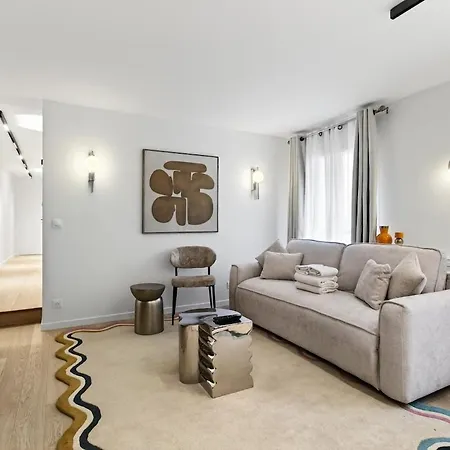 31 Flat 8 Person St Lazare Galerie Lafayette 8th *