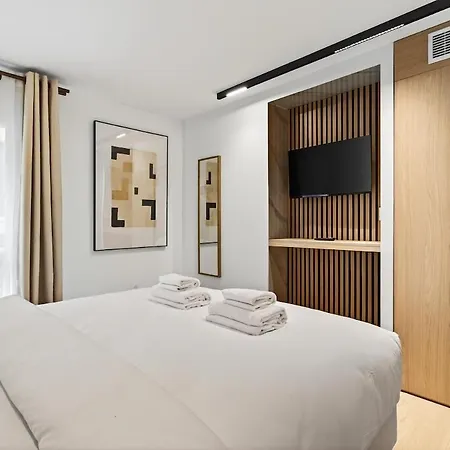 31 Flat 8 Person St Lazare Galerie Lafayette 8th * Paris